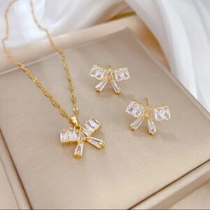 Elegant Gold Necklace and Earring Set
